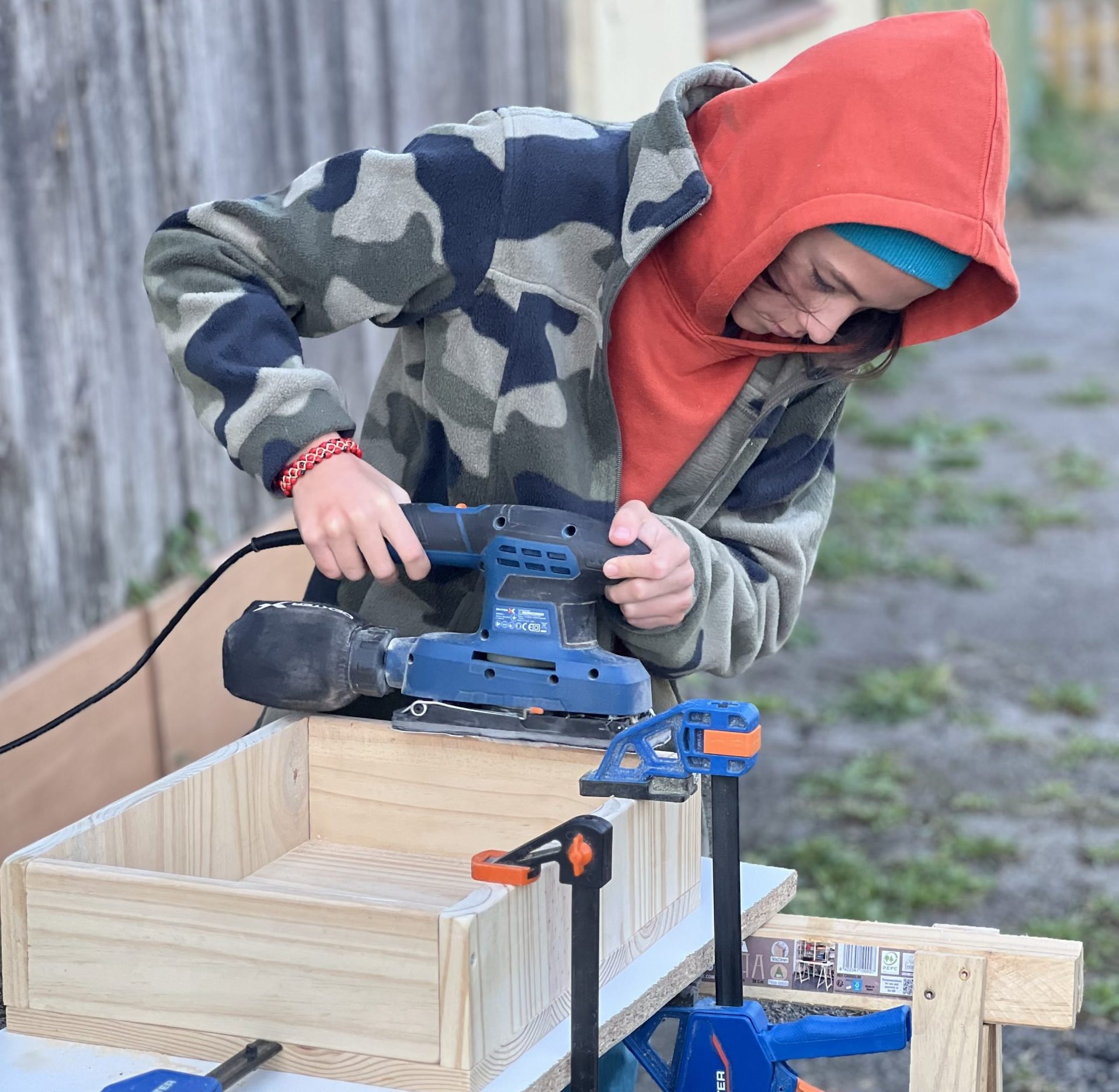 Trabajo bricolaje en Secundaria Montessori