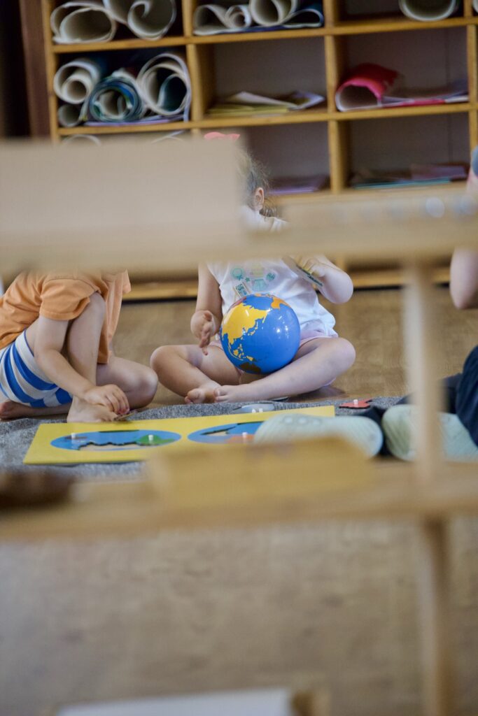 Niño observando un globo terráqueo durante una actividad Montessori