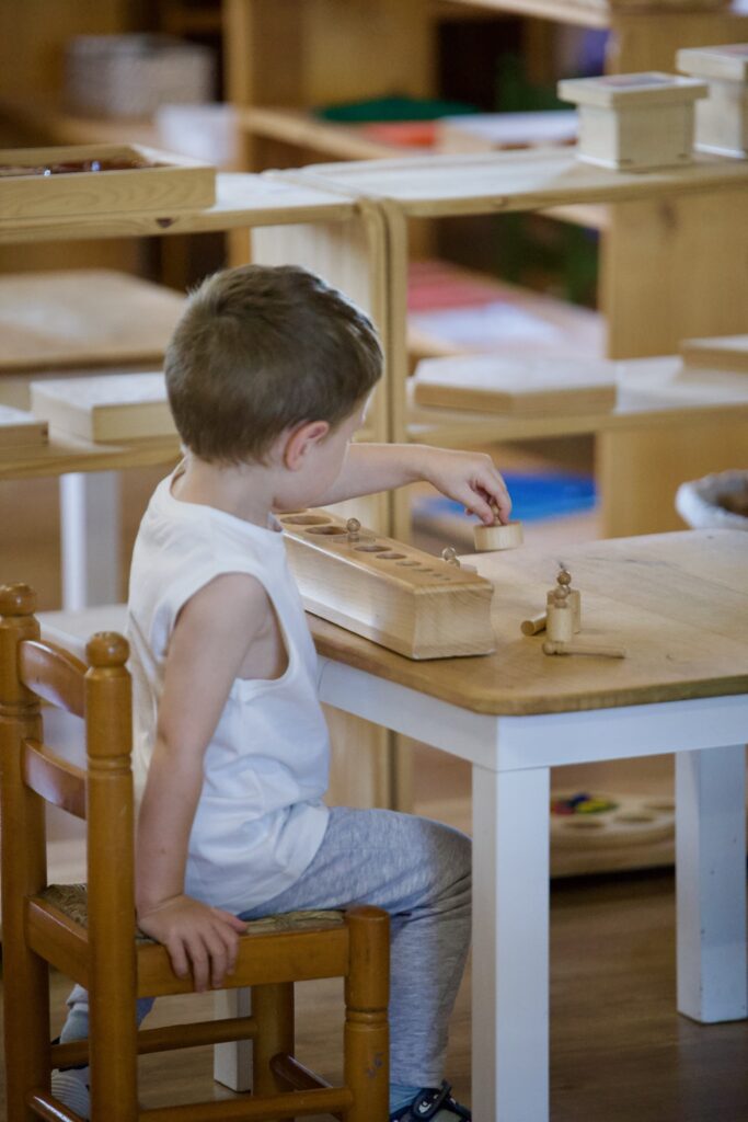 Niño trabajando con materiales Montessori en el ambiente de Primaria de Natura