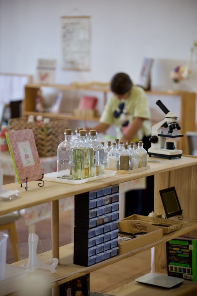 Materiales de ciencias y experimentación preparados en el ambiente Montessori